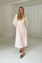 Last inn bildet i Galleri-visningsprogrammet, Adel IC peach kjole