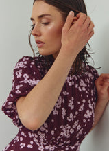 Last inn bildet i Galleri-visningsprogrammet, N Ruth kjole