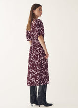 Last inn bildet i Galleri-visningsprogrammet, N Ruth kjole