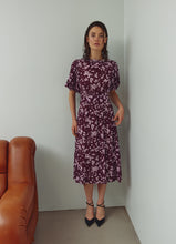 Last inn bildet i Galleri-visningsprogrammet, N Ruth kjole