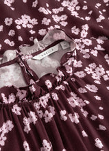 Last inn bildet i Galleri-visningsprogrammet, N Ruth kjole