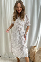 Last inn bildet i Galleri-visningsprogrammet, Naja kjole i lilla blomsterprint