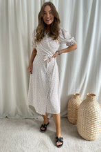 Last inn bildet i Galleri-visningsprogrammet, Naja kjole i lilla blomsterprint