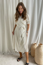 Last inn bildet i Galleri-visningsprogrammet, Naja kjole i gule blomsterprint