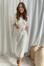 Last inn bildet i Galleri-visningsprogrammet, Naja kjole i gule blomsterprint