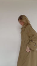 Last inn og spill av video i Gallerivisningen, DAR-N trenchcoat
