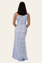 Last inn bildet i Galleri-visningsprogrammet, Andreaic satin dress soft blue blossom
